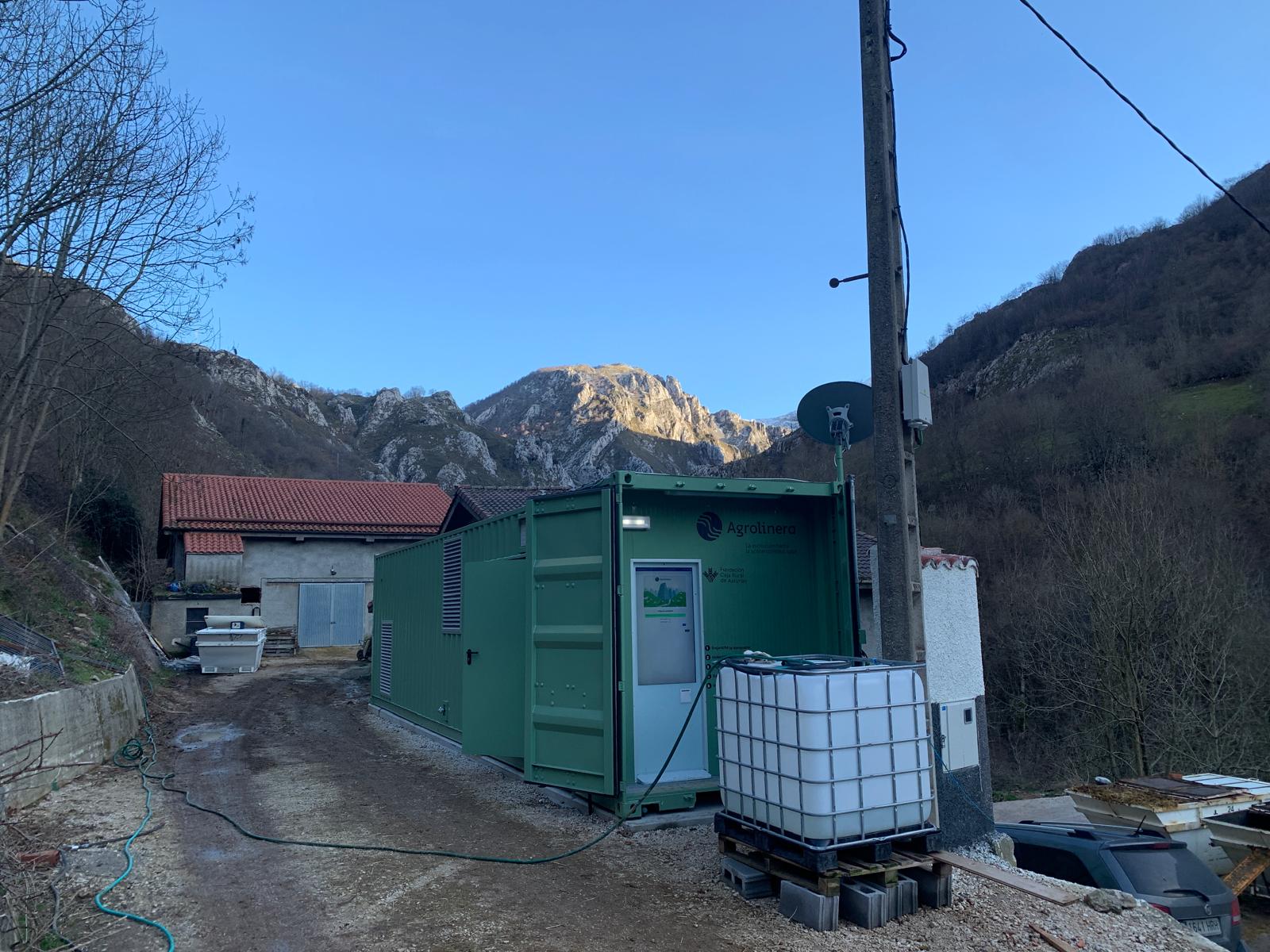 Contenedor de recogida de lactosuero de Agrolinera en Tielve (Cabrales)