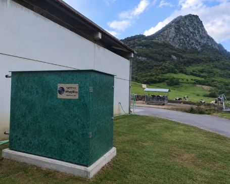Equipo Wheybox de Agrolinera instalado junto a una quesería, con los Picos de Europa al fondo